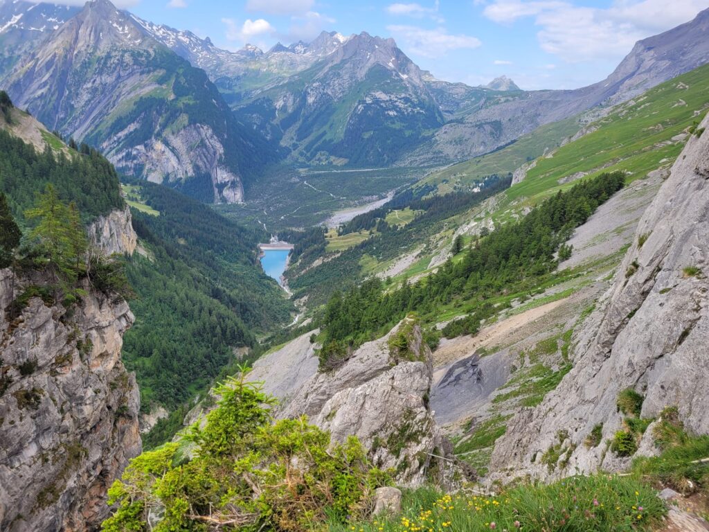 Un coup d'oeil en arrière pendant la montée à la cabane Prarochet. En contrebas, le lac du Godey, point de départ de la randonnée