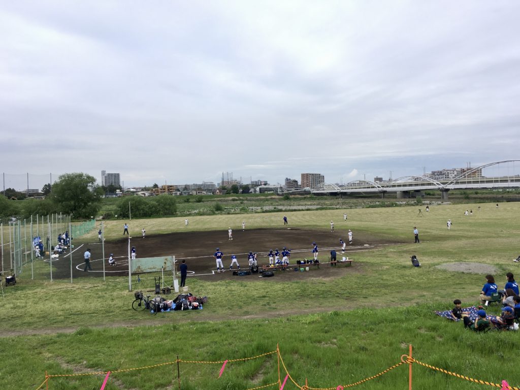 Match de baseball (junior) sur les bords de la Tamagawa