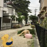 Une place de jeu entre les maisons