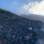 Rochers de couleurs différentes datent d'éruptions différentes