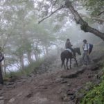 Certaines personnes vont à cheval de la 5ème à la 6ème étape.