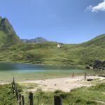 Plage de sable blanc au Lago di Tom!